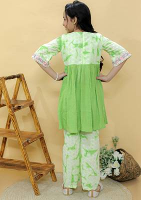 Green embroidered cotton kurta set 4