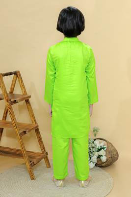 Green plain cotton kurta with neckline embroidery & pyjama 2