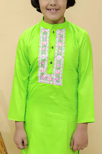 Green plain cotton kurta with neckline embroidery & pyjama