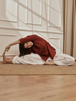 Womaroon cambric cotton yoga kurta with front open design & three quarter sleeves 2
