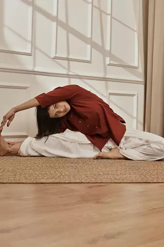 Womaroon cambric cotton yoga kurta with front open design & three quarter sleeves
