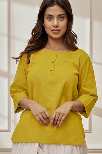 Women's olive green cambric cotton yoga kurta with round neck & three quarter sleeves