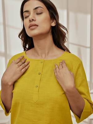Woolive green cambric cotton yoga kurta with round neck & three quarter sleeves 2