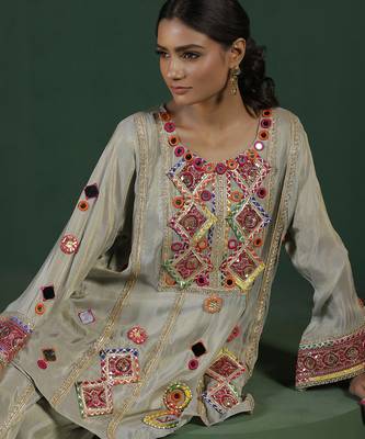 Grey tissue embroidered kurta & pant with potli 4