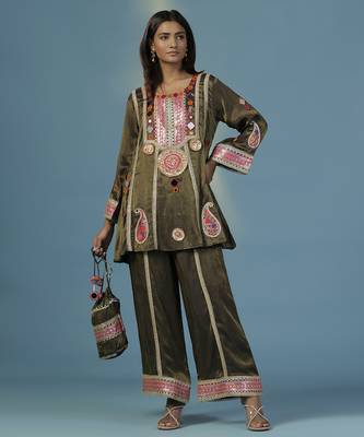 Green tissue embroidered kurta with pant 3
