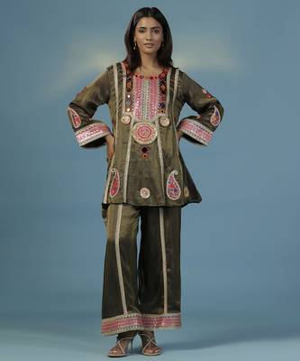 Green tissue embroidered kurta with pant 4