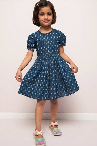 Printed frock in rayon fabric with elasticated sleeves