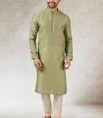 Men's green  kurta with print on art silk fabric and with lining