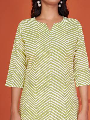 Chic light green printed cotton blend round neck 3/4 sleeve top for women 2