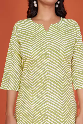 Chic light green printed cotton blend round neck 3/4 sleeve top for women