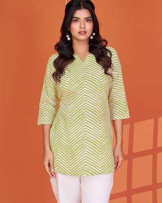 Chic light green printed cotton blend round neck 3/4 sleeve top for women 3