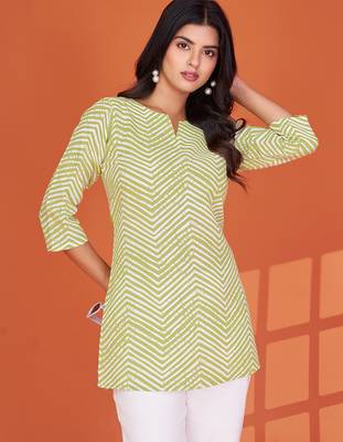 Chic light green printed cotton blend round neck 3/4 sleeve top for women 4