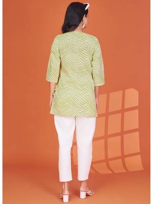 Chic light green printed cotton blend round neck 3/4 sleeve top for women 5