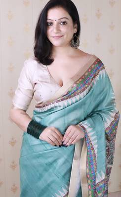 Green woven zari border digital printed tussar silk blend saree 3