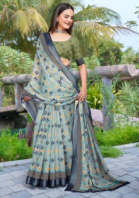Green linen cotton woven border printed saree 4