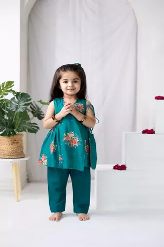 Green printed cotton kurta set with hair clip & potli bag.