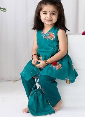 Green printed cotton kurta set with hair clip & potli bag. 2