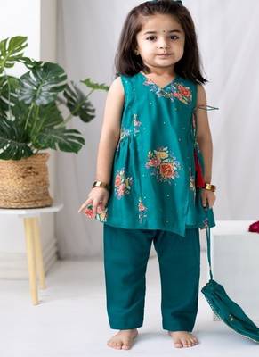 Green printed cotton kurta set with hair clip & potli bag. 4