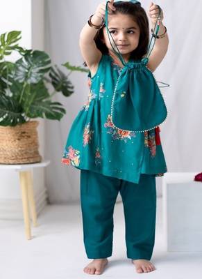 Green printed cotton kurta set with hair clip & potli bag. 5