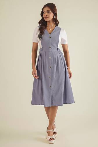 Lavender solid pinafore dress with button