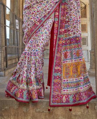 Off- white silk blend printed saree with unstitched blouse 3