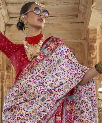 Off- white silk blend printed saree with unstitched blouse 4