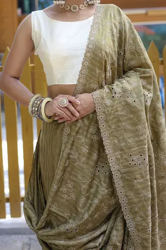 Mehndi Green Color Soft Silk Blend Floral Thread Work Saree