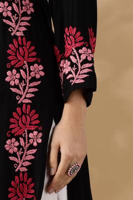 Women   s Black & Pink Chikankari Embroidered Kurta For Elegant Ethnic Wear 4