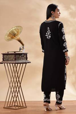 Women floral embroidered chikankari straight kurta 2