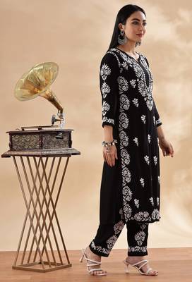 Women floral embroidered chikankari straight kurta 3