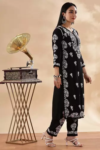 Women floral embroidered chikankari straight kurta