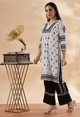 Women floral embroidered chikankari straight kurta 3