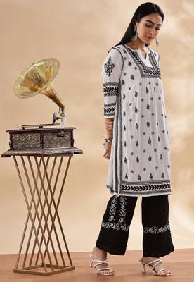 Women floral embroidered chikankari straight kurta 4