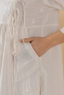 Women   s White Cotton Chikankari Embroidered Kurta Set with Pants 3