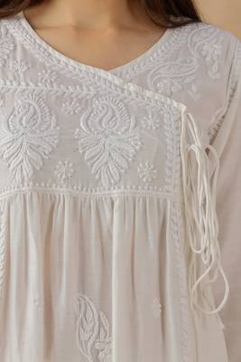 Women   s White Cotton Chikankari Embroidered Kurta Set with Pants 4