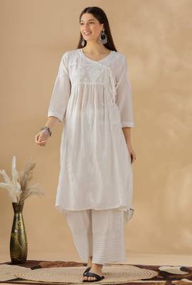 Women   s White Cotton Chikankari Embroidered Kurta Set with Pants 5