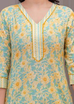 Green floral printed  stright kurta trouser set with printed dupatta 2
