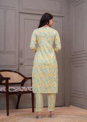 Green floral printed  stright kurta trouser set with printed dupatta 3