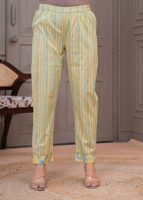 Green floral printed  stright kurta trouser set with printed dupatta 4