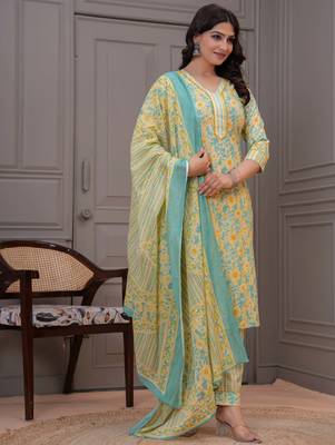 Green floral printed  stright kurta trouser set with printed dupatta 5