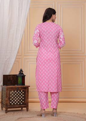 Pink  floral printed  stright kurta trouser set with printed dupatta 3