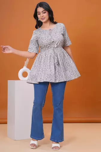 Gery floral printed flared pamplum top