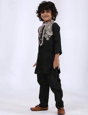 Black embroidered satin kurta pyjama 3
