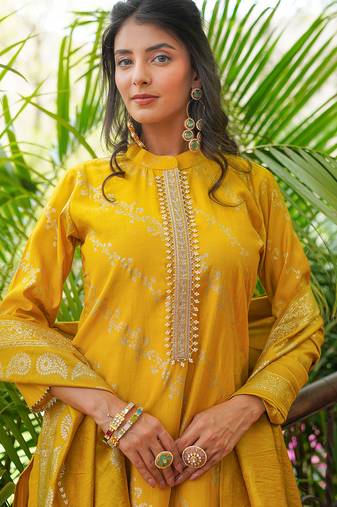 Women yellow silk blend floral printed straight kurta trousers with dupatta