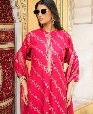 Women pink silk blend floral printed straight kurta trousers with dupatta 1