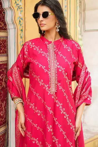 Women pink silk blend floral printed straight kurta trousers with dupatta