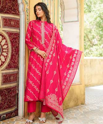 Women pink silk blend floral printed straight kurta trousers with dupatta 2