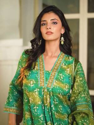 Women green rayon blend ethnic motifs printed straight kurta palazzos with dupatta 2