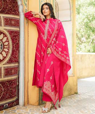 Women pink silk blend floral printed straight kurta trousers with dupatta 3