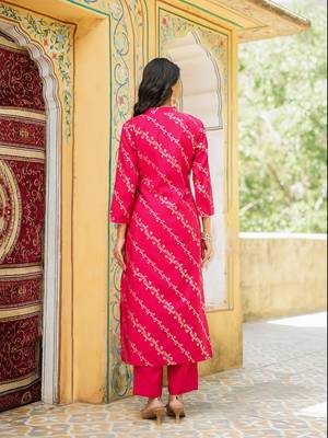 Women pink silk blend floral printed straight kurta trousers with dupatta 4